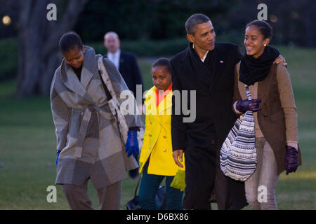 Il Presidente degli Stati Uniti Barack Obama e la first lady Michelle Obama, a sinistra a piedi con le loro figlie Sasha Obama, seconda a sinistra e Malia Obama, a destra dopo lo sbarco da Marina Uno sul prato Sud della Casa Bianca a Washington DC, Stati Uniti, Martedì, 3 gennaio 2012. La prima famiglia è arrivata dopo dieci giorni di vacanza alle Hawaii. .Credito: Andrew Harrer / Pool via CNP Foto Stock