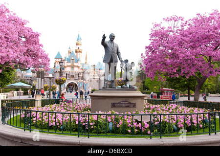 Walt Disney e Mickey Mouse statua a Disneyland Amusement Park, Anaheim, California USA Foto Stock