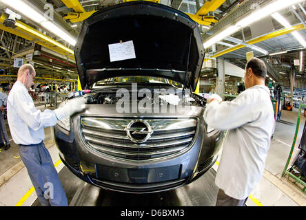 (Dpa-file) - Un file immagine datata 17 settembre 2010 mostra i lavoratori assemblaggio di un grill e un bumber per una vettura del modello insegna presso una fabbrica del costruttore di auto Opel in Ruesselsheim, Germania. General Motors (GM) desideri abbassare i salari delle persone che lavorano presso la sua affiliata Opel: tutti insieme a 1,1 miliardi di euro devono essere salvati, secondo il quotidiano 'Frankfurter Allgemeine Zeit Foto Stock