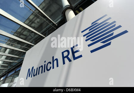 (Dpa-file) - Un file immagine datata 28 aprile 2010 mostra il logo di Munich Re a un ingresso di un edificio a Monaco di Baviera, Germania. Secondo il riassicuratore Munich Re il 04 gennaio 2011, l'anno 2011 è stato l'anno con il maggior numero di disastri naturali che sia mai stato registrato. Complessivamente il danno economico è stato 380 miliardi di US dolars (292 miliardi di euro) in tutto il mondo. Foto: Tobias Hase Foto Stock