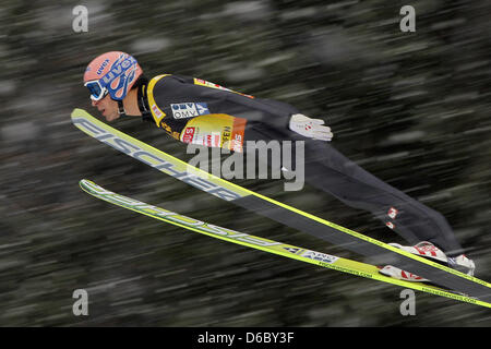 Sci austriaca il ponticello Andreas Kofler compie un salto di formazione durante il quarto evento del Torneo delle quattro colline in Bischofshofen, Austria, 05 gennaio 2012. Foto: DANIEL KARMANN Foto Stock