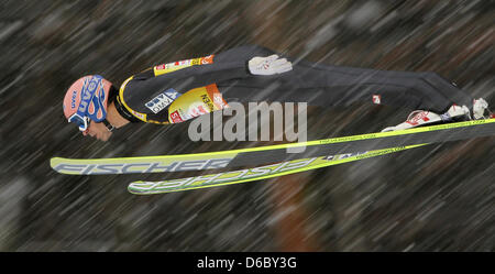 Sci austriaca il ponticello Andreas Kofler compie un salto di formazione durante il quarto evento del Torneo delle quattro colline in Bischofshofen, Austria, 05 gennaio 2012. Foto: DANIEL KARMANN Foto Stock