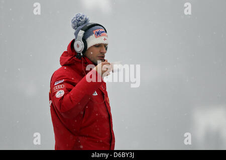 Sci austriaca il ponticello Andreas Kofler beve qualcosa di caldo prima che la sua formazione vai al quarto appuntamento del Torneo delle quattro colline in Bischofshofen, Austria, 05 gennaio 2012. Foto: DANIEL KARMANN Foto Stock