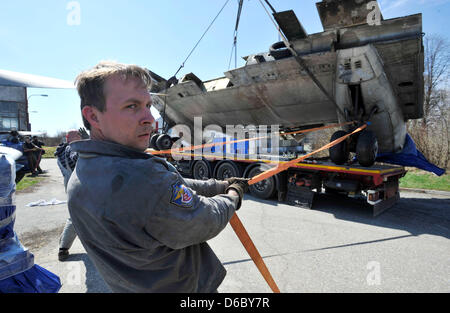 Olomouc, Repubblica Ceca, Aprile 16, 2013.prototipo del trasporto cargo aereo Ilyushin Il-14FG è visto durante lo scarico a Olomouc, Repubblica Ceca, Aprile 16, 2013. Prototipo di Ilyushin Il-14FG sarà nella collezione del museo dell'aviazione. (CTK foto/Ludek Perina/Alamy Live News) Foto Stock