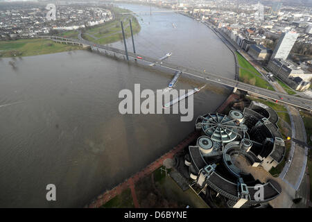 Il trasporto merci delle navi che navigano sul Reno sono illustrati dalla torre della televisione vicino a Duesseldorf, Germania, 06 gennaio 2012. Ci sono in aumento nelle acque del Reno dopo piogge pesanti. Foto: MARIUS BECKER Foto Stock