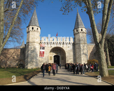 L'ingresso al Palazzo di Topkapi (Palazzo del Cannone Gate) è raffigurato in Istanbul, Turchia, 15 dicembre 2011. Questa era la residenza dei sultani nonché il centro amministrativo dell'Impero ottomano per secoli. Foto: Jens Kalaene Foto Stock