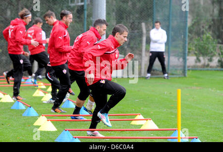 Stoccarda squadra di calcio in azione durante una sessione di prove libere della Bundesliga club di calcio VfB Stoccarda in Belek, Turchia, 7 gennaio 2012. Stoccarda è la preparazione per la seconda metà della Bundesliga stagione corrente a partire dal 4 gennaio 2012 fino al 13 gennaio 2012. Foto: Thomas Eisenhuth Foto Stock