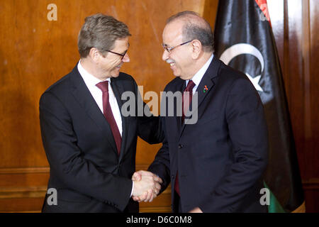 Il Ministro degli esteri tedesco Guido Westerwelle (L) incontra il primo ministro libico ha del governo interims, Abdurrahim el-Kib, a Tripoli, in Libia, 08 gennaio 2012. Westerwelle ha continuato il suo viaggio di tre giorni in Nord Africa. Nel tardo pomeriggio di domenica il candidato andrà alla Tunisia. Un anno dopo l'inizio del movimento di protesta in tutto il mondo arabo, Westerwelle vuole vedere il Foto Stock