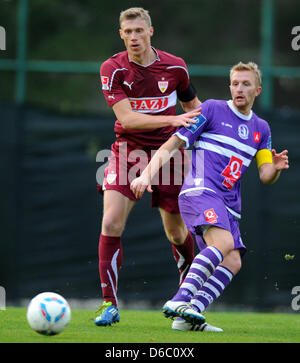 Stoccarda Pavel Pogrebnyak (l) und Wim de Decker vom belgischen Erstliga-Club Beerschot AC kämpfen am Sonntag (08.01.2012) in Belek (Türkei) im Rahmen eines Testspiels um den palla. Das Team vom VfB Stuttgart bereitet sich zurzeit im türkischen Mittelmeerort auf die Bundesliga-Rückrunde vor. Foto: Thomas Eisenhuth dpa Foto Stock