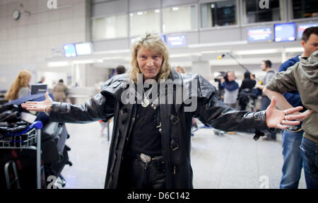 Mago Vincent Raven, vincitore del casting show "Prossima Uri Geller', attende il suo volo per l'Australia all'aeroporto di Francoforte sul Meno, Germania, 08 gennaio 2012. Vincent Raven è uno degli undici candidati partecipanti alla nuova stagione della RTL TV-show 'Jungle camp'. Dal 13 gennaio 2012 i candidati rimarrà nell'outback australiano per due settimane e i test completi e Foto Stock