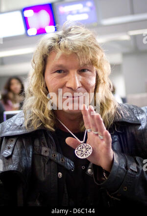 Mago Vincent Raven, vincitore del casting show "Prossima Uri Geller', attende il suo volo per l'Australia all'aeroporto di Francoforte sul Meno, Germania, 08 gennaio 2012. Vincent Raven è uno degli undici candidati partecipanti alla nuova stagione della RTL TV-show 'Jungle camp'. Dal 13 gennaio 2012 i candidati rimarrà nell'outback australiano per due settimane e i test completi e Foto Stock