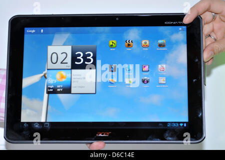 Un Acer membro dello staff presenta un nuovo tablet pc della serie Iconia dalla Taiwan azienda di computer Acer al Consumer Electronics Show (CES) di Las Vegas, Stati Uniti d'America, 08 Jauary 2012. Il tablet PC è dotato di un processore quad core il cui aumento delle prestazioni di elaborazione andranno a vantaggio soprattutto i video e i giochi per computer. Il tablet è inoltre equipaggiato con la versione più recente o Foto Stock