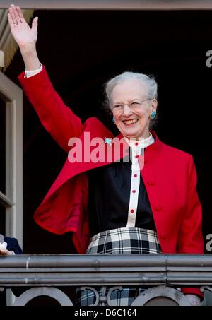 Copenhagen, Danimarca. Il 16 aprile 2013. Regina danese Margrethe al balcone del Palazzo Amalienborg a Copenaghen il suo 73rd compleanno il 16 aprile 2013. Foto: Patrick van Katwijk/DPA/Alamy Live News Foto Stock