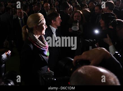 La moglie del Presidente tedesco Christian Wulff, Bettina Wulff, sorrisi durante il Nuovo Anno di ricezione del quotidiano 'Hamburger Abendblatt" ad Amburgo, Germania, 09 gennaio 2012. I rappresentanti della politica, della cultura, dei mezzi di comunicazione e di economia hanno partecipato alla reception. Foto: CHRISTIAN CHARISIUS Foto Stock