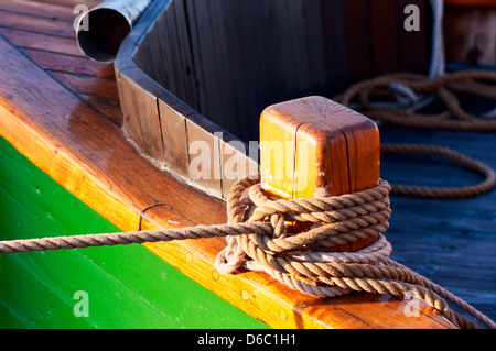 Bitt in legno con fune Foto Stock