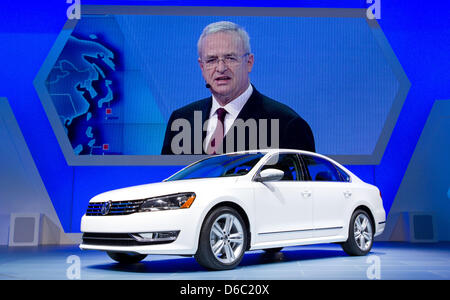 Martin Winterkorn, Vorstandsvorsitzender der Volkswagen AG, ist am Montag (09.01.2012) auf dem VW-Messestand auf der North American International Autoshow (NAIAS) ci im-amerikanischen Detroit hinter einem Passat TDI auf einer Leinwand zu sehen. Foto: VW / Friso Gentsch dpa Foto Stock