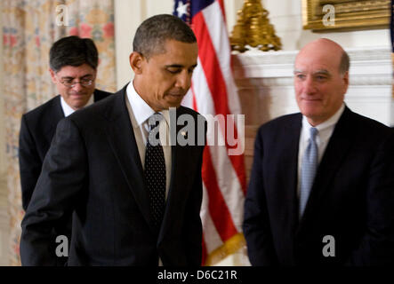 Il Presidente degli Stati Uniti Barack Obama si diparte il podio dopo l'annuncio delle dimissioni del capo del personale della Casa Bianca, William Daley, destra e la sua nomina di Jacob Lew, sinistra, l'attuale Direttore dell Ufficio di gestione e di bilancio (OMB) come il suo nuovo capo del personale in stato sala da pranzo della Casa Bianca a Washington D.C. il lunedì, 9 gennaio 2012. Daley è lasciando th Foto Stock