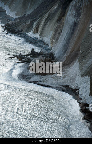 La scogliera costa con nuove frane è raffigurato all'Wissower Klinken sull isola di Ruegen vicino Sassnitz, Germania, 10 gennaio 2012. I funzionari sono avviso ripetutamente walkers circa frane con nuovi cartelli di avvertimento, perché ci sono stati alcuni piccoli cedimenti del chalk scogliere di Jasmund National Park sul Mar Baltico isola. Il giorno dopo Natale, vi è stato un tragico incidente Foto Stock