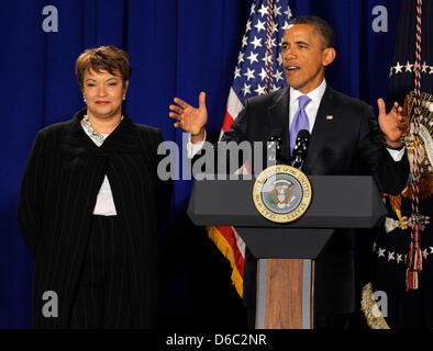 Il Presidente degli Stati Uniti Barack Obama onde dopo consegna grazie commento di agenzia per la Protezione Ambientale ai dipendenti come amministratore di EPA Lisa Jackson applaude, Martedì, 10 gennaio 2012, a Washington, DC. .Credito: Mike Theiler / Pool via CNP Foto Stock