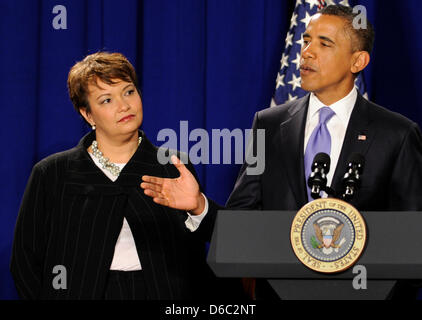 Il Presidente degli Stati Uniti Barack Obama onde dopo consegna grazie commento di agenzia per la Protezione Ambientale ai dipendenti come amministratore di EPA Lisa Jackson applaude, Martedì, 10 gennaio 2012, a Washington, DC. .Credito: Mike Theiler / Pool via CNP Foto Stock