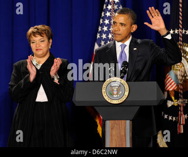 Il Presidente degli Stati Uniti Barack Obama onde dopo consegna grazie commento di agenzia per la Protezione Ambientale ai dipendenti come amministratore di EPA Lisa Jackson applaude, Martedì, 10 gennaio 2012, a Washington, DC. .Credito: Mike Theiler / Pool via CNP Foto Stock