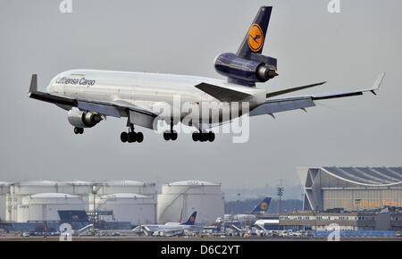 (FILE) un archivio foto datata 19 dicembre 2011 mostra una Lufthansa cargo aerei di atterraggio all' aeroporto di Francoforte sul Meno, Germania. Lufthansa pubblicherà trasporti cifre per il mese di dicembre e in tutto l'anno 2011. Foto: Boris Roessler Foto Stock