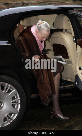 La Regina Margrethe II di Danimarca che frequentano la mostra al Castello Frederiksborg in Hillerød per contrassegnare la Regina Margrethe s 40 anniversario come reggente, 11 gennaio 2012. In questa occasione un nuovo ritratto dipinto da Niels Strøbek, della Regina è stato rivelato. Foto: Albert Philip van der Werf PAESI BASSI FUORI Foto Stock