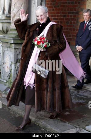 La Regina Margrethe II di Danimarca che frequentano la mostra al Castello Frederiksborg in Hillerød per contrassegnare la Regina Margrethe s 40 anniversario come reggente, 11 gennaio 2012. In questa occasione un nuovo ritratto dipinto da Niels Strøbek, della Regina è stato rivelato. Foto: Albert Philip van der Werf PAESI BASSI FUORI Foto Stock