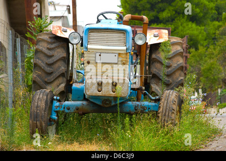 Il vecchio trattore Foto Stock