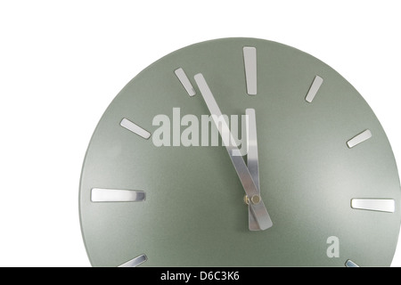 Orologio (5 minuti a 12) su bianco Foto Stock
