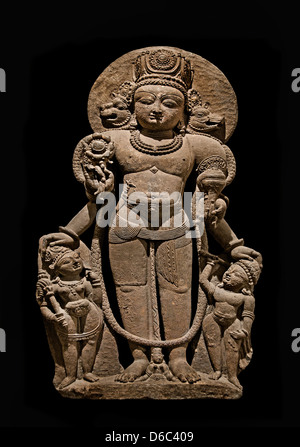 Scultura in pietra del periodo Lohara del XII secolo del Vaikuntha Chaturmurti Vishnu, a quattro facce, originaria di Verinag, Jammu e Kashmir, India. Foto Stock