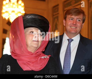 La regina Beatrice dei Paesi Bassi e del Principe Ereditario Willem-Alexander visitare il Sultano Qaboos grande moschea di Muscat, 12 gennaio 2012. La Dutch Royals sono su una tre giorni di visita di stato in Oman. Foto: Patrick van Katwijk / Paesi Bassi fuori Foto Stock