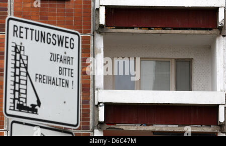 Un balcone al terzo piano di un palazzo di appartamenti è raffigurato a Rostock, Germania, 11 gennaio 2012. Il 11 Gennaio 2012 43 anno vecchio ha gettato la sua figlia di tre anni fuori questo balcone. Il bambino è sopravvissuto il 8 m di caduta senza alcun pericolo di vita lesioni. Si è trovato a piangere sul prato dai passanti. Il padre è di essere processato per tentato omicidio presso il tribunale distrettuale di Rost Foto Stock