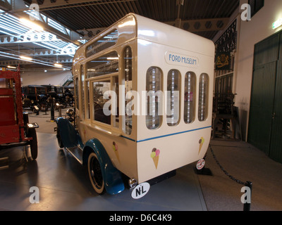 La Ford Model A Ice Cream Van del 1930 è un veicolo d'epoca restaurato modificato per la vendita di gelati, caratterizzato dal design iconico della Ford Model A. degli anni '1930, nota per la sua praticità e il suo fascino, la Model A era una base popolare per vari veicoli personalizzati, tra cui camion alimentari. Foto Stock