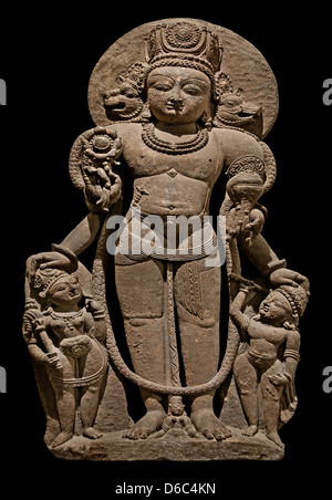 Scultura in pietra del periodo Lohara del XII secolo del Vaikuntha Chaturmurti Vishnu, a quattro facce, originaria di Verinag, Jammu e Kashmir, India. Foto Stock