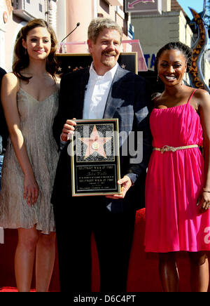 Writer/produttore/Direttore John Wells (c) e attrici Emmy Rossum (l) e Shanola Hampton la cerimonia in onore di John Wells con una nuova stella sulla Hollywood Walk of Fame nella parte anteriore di un salotto tattoo su Hollywood Boulevard a Los Angeles, Stati Uniti d'America, il 12 gennaio 2012. Foto: Hubert Boesl Foto Stock