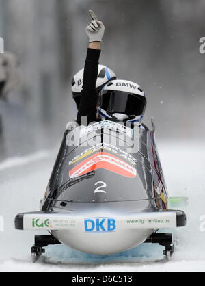 Die deutschen Bobfahrerinnen Cathleen Martini und Berit Wiacker fahren am Freitag (13.01.2012) beim Damen-Zweierbob-Weltcup auf der Kunsteisbahn am Königssee bei Berchtesgaden (Alta Baviera) jubelnd ins Ziel ein. Martini und Wiacker belegten den ersten Platz. Foto: Tobias Hase dpa/lby Foto Stock