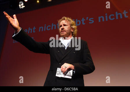 TV presentatore Thomas Gottschalk sorge sul palco del Postpalast a Monaco di Baviera, Germania, 13 gennaio 2012. Il Bayern Monaco presidente Hoeness ha celebrato il suo sessantesimo compleanno. Foto: Alexander Hassenstein Foto Stock