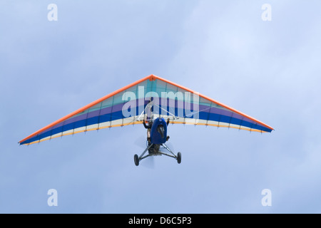 Extreme volo su deltaplane in un cielo blu Foto Stock