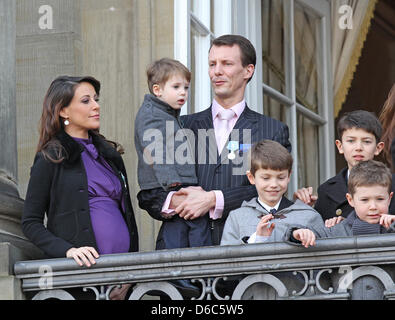 Il principe danese Joachim (C), in gravidanza la principessa Marie, principe Felix (terza R), il principe cristiano (R), il Principe Nikolai (2R) e il Principe Henrik al balcone di Amalienborg Palace in occasione della Regina Margrethe il quarantesimo giubileo a Copenhagen, in Danimarca, il 15 gennaio 2012. Foto: Patrick van Katwijk / Paesi Bassi fuori Foto Stock