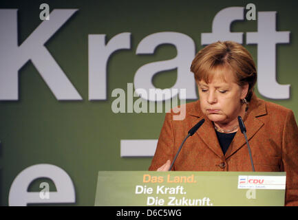 ARCHIV - Bundeskanzlerin Angela Merkel (CDU) FILE - Un archivio foto datata 13 gennaio 2012 mostra il Cancelliere tedesco Angela Merkel dando una campagna elettorale discorso presso la filiale di Mercedes-Benz in Kiel, Germania. Dopo il declassamento di nove paesi della zona euro dall'agenzia di rating Standard & Poor's tentativo politico danno il controllo. S&P ritiene alla Germania di essere in ottima forma ma t Foto Stock