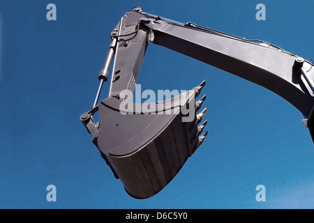 Pala benna contro il cielo blu Foto Stock