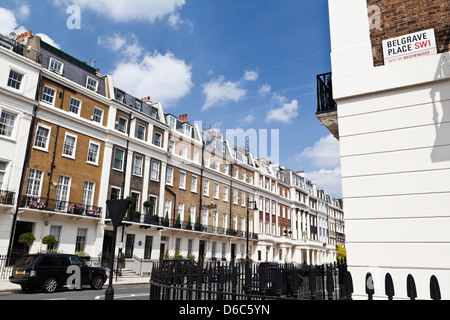 Street View di case a schiera a Belgravia, SW1, Londra, Inghilterra Foto Stock