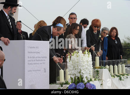 Israeli Vice Primo Ministro Silvan Shalom accende una candela durante l'evento commemorativo per le vittime delle olimpiadi di Monaco di Baviera 1972 tiri presso la base aerea in Fuerstenfeldbruck, Germania, 05 settembre 2012. Il 05 settembre 1972, uomini armati hanno fatto irruzione nel team israeliano il piatto al villaggio olimpico, immediatamente uccidendo due degli atleti e prendendo altri nove ostaggi di esigere la r Foto Stock