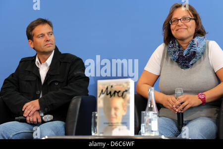 I genitori di dieci-anno-vecchio Mirco da Grefrath, che è stato assassinato due anni fa, Sandra und Reinhard Schlitter, presente il loro libro "irco - Verlieren. Verzweifeln. Verzeihen' ('Mirco - di perdere. Dispairing. Perdonando') di Berlino, Germania, 06 settembre 2012. Foto: WOLFGANG KUMM Foto Stock