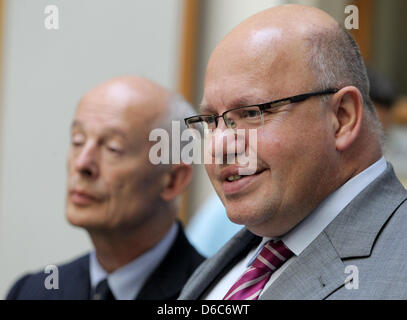 Ambiente tedesco il Ministro Peter Altmaier (R) sorge accanto al direttore del Potsdam Institute for Climate Impact Research, Hans Joachim Schellnhuber (L), presso il Ministero federale per l'ambiente, la conservazione della natura e sicurezza nucleare a Berlino, Germania, 06 settembre 2012. Altmaier è stato presentato un sondaggio circa il finanziamento dell'energia globale di giro. Foto: Ole Spata Foto Stock