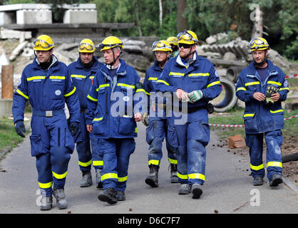 I membri della forza di reazione rapida "Recupero Abroead' (SEEBA) dell'Agenzia Tedesca per il tecnico federale rilievo (THW) sono ritratte in occasione di un terremoto praticare in Wesel, Germania, 05 settembre 2012. SEEBA praticata sotto gli occhi dei rappresentanti delle Nazioni Unite al fine di poter essere certificati come cosiddetti 'pesante Team' a fini umanitari rapida risposta missioni dopo i terremoti. Foto: Mari Foto Stock