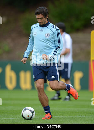 Nazionale tedesco di giocatore di calcio Mats Hummels prende parte a una sessione di pratica del tedesco della nazionale di calcio in Barsinghausen, Germania, 06 settembre 2012. La DFB team sta attualmente preparando per la partita internazionale contro le Isole Faerøer al AWD Arena ad Hannover il 07 settembre 2012. Foto: PETER STEFFEN Foto Stock