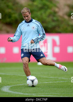 Nazionale tedesco di giocatore di calcio Mario Goetze prende parte a una sessione di pratica del tedesco della nazionale di calcio in Barsinghausen, Germania, 06 settembre 2012. La DFB team sta attualmente preparando per la partita internazionale contro le Isole Faerøer al AWD Arena ad Hannover il 07 settembre 2012. Foto: PETER STEFFEN Foto Stock