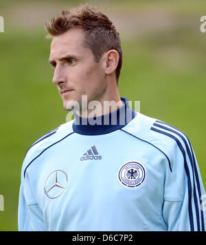 Nazionale tedesco di giocatore di calcio Miroslav KLOSE prende parte a una sessione di pratica del tedesco della nazionale di calcio in Barsinghausen, Germania, 06 settembre 2012. La DFB team sta attualmente preparando per la partita internazionale contro le Isole Faerøer al AWD Arena ad Hannover il 07 settembre 2012. Foto: PETER STEFFEN Foto Stock